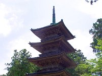 1825年に建立された五重塔（重要文化財）です。